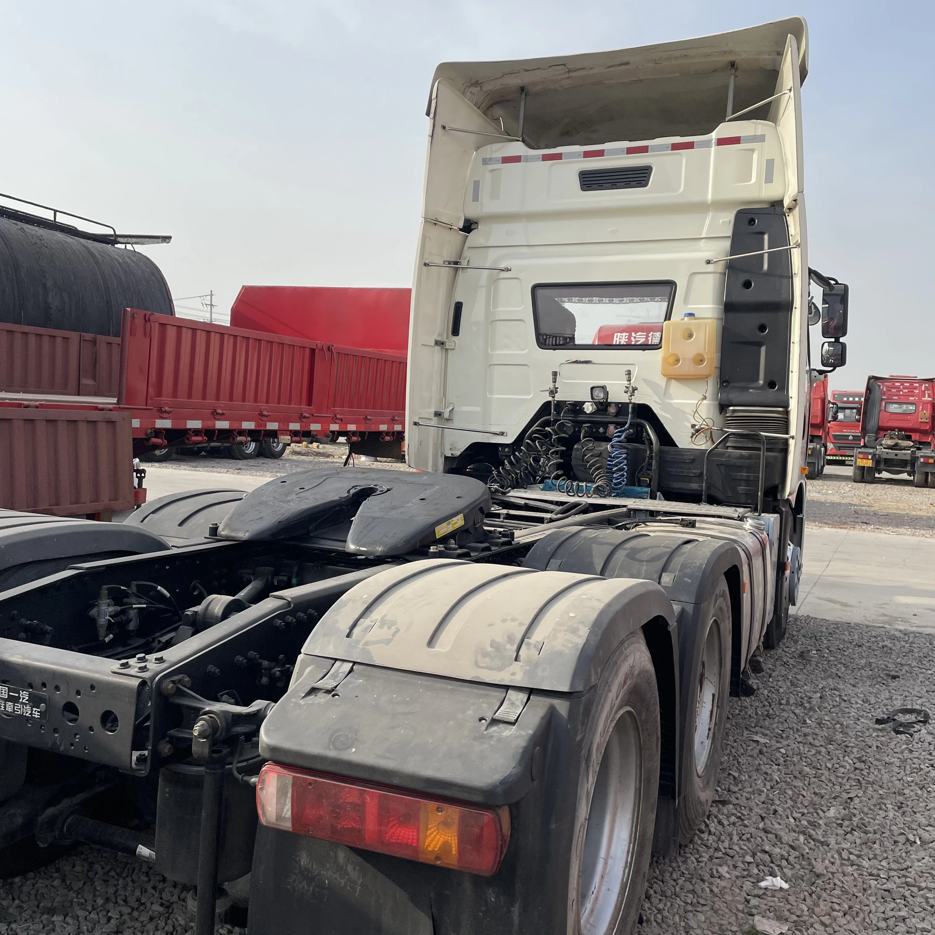 Подержанный дизельный трактор FAW Jiefang J6P 550 лошадиных сил 6x4 в хорошем состоянии