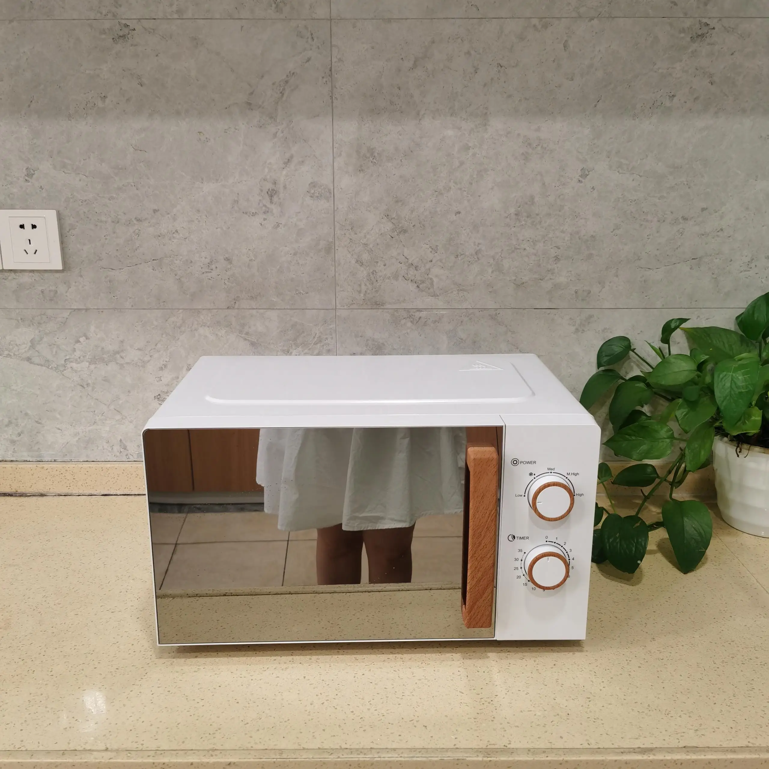 Retro 700W 5 Power Levels Mirror Glass Solo Function Wooden Handle 20L Mechanical Microwave Oven