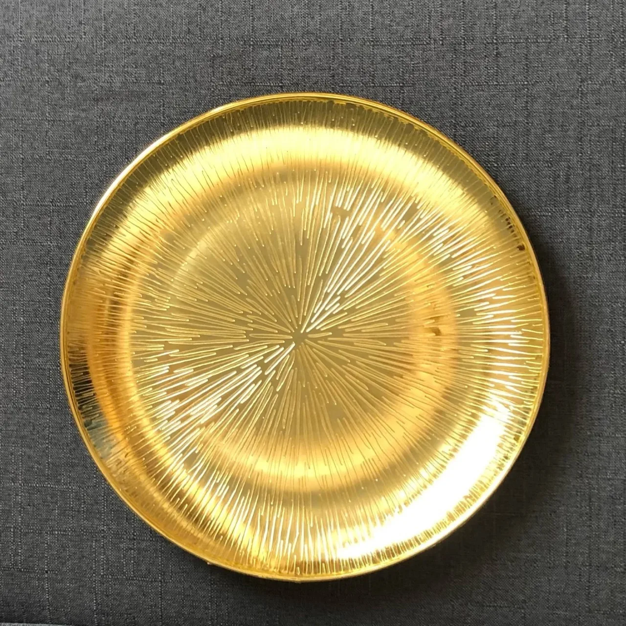 2025 simple design wholesale one side painting gold table decoration round 13 inch plastic charger plate