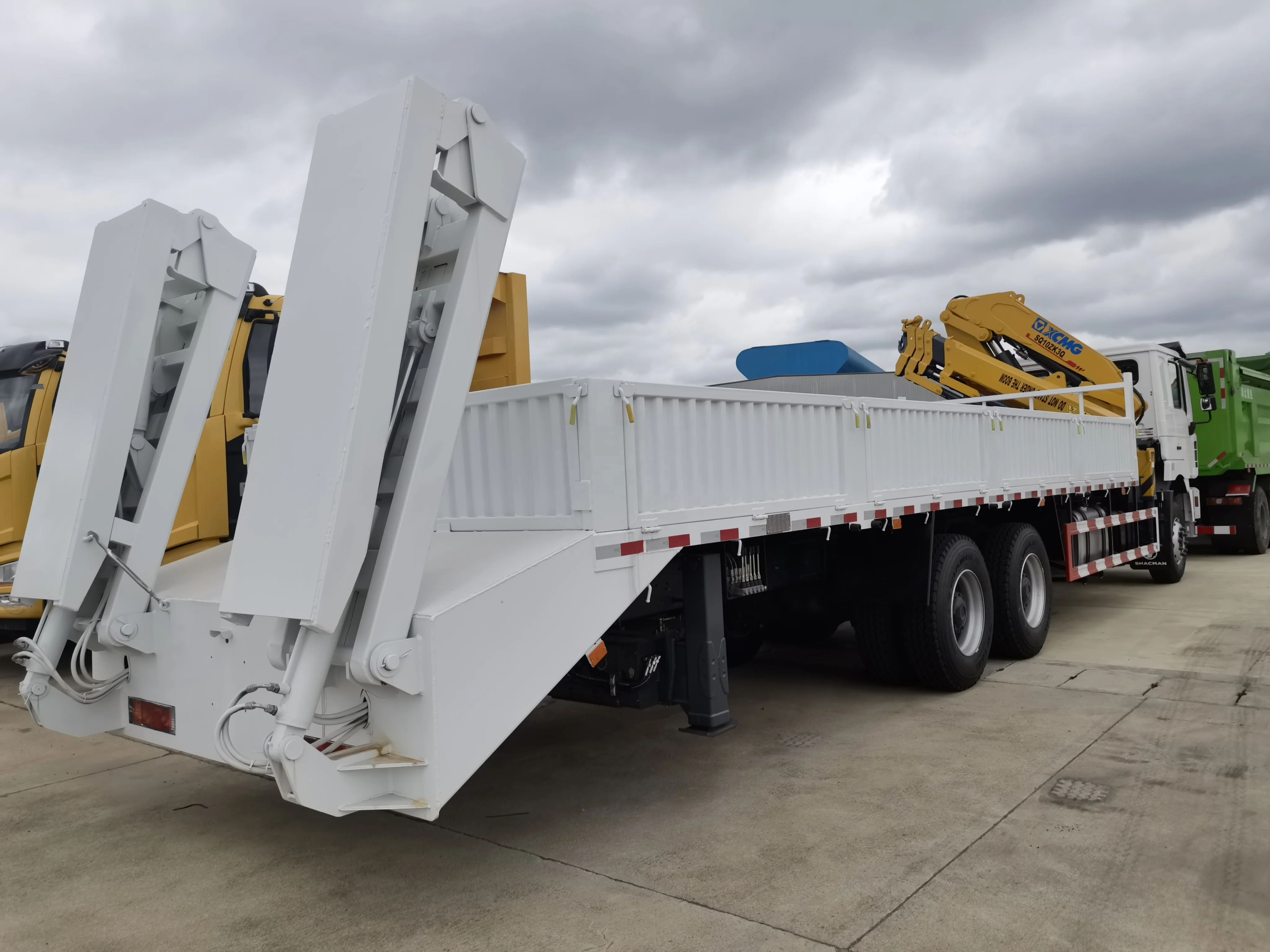 Customized Shacman 6x4 Heavy Duty Road Recovery Wrecker Tow Truck Multipurpose Platform Truck Carrier