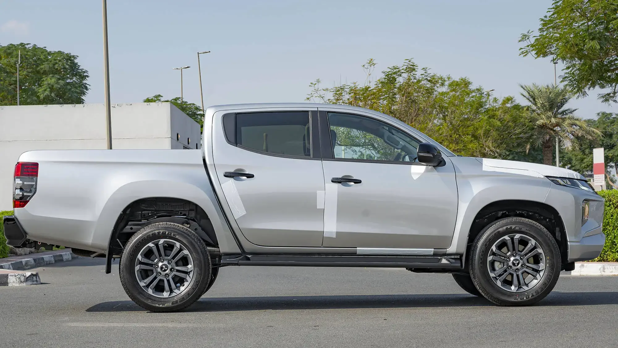 Стандартный Подержанный MITSUBISHI L200 SPORTERO DC 4x4 доступен для доставки