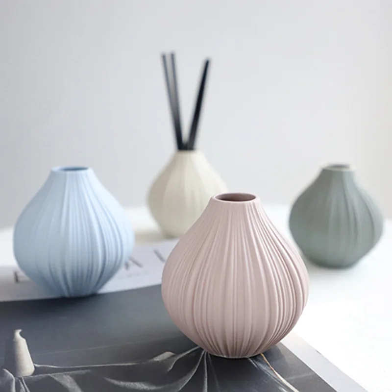 Mini Ceramic Vase for Modern Dining Table Small Simple Nordic Design with Dried Flowers and Aromatherapy Arrangement