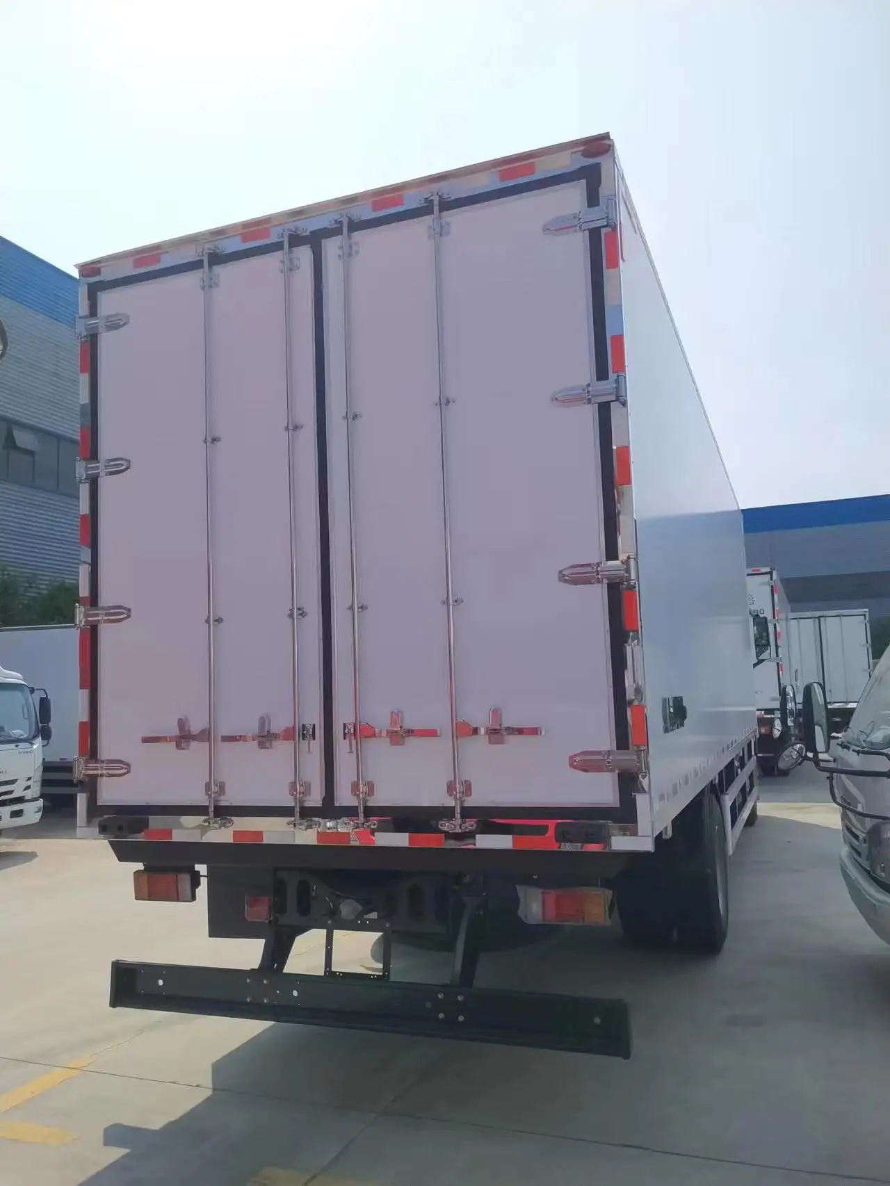 Popular ISUZU 7.6M refrigerator truck freezer vehicle cold box truck chill car refrigerated van furgoneta frigorific