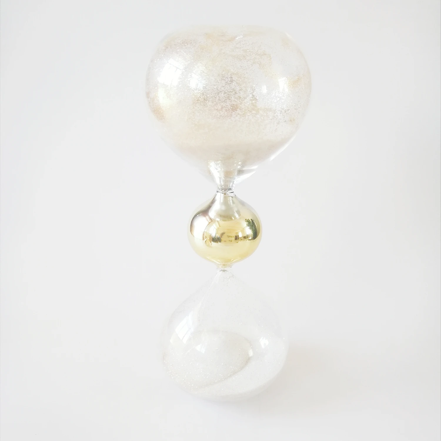 Sand glass transparent and golden ball in the middle white shimmering powder 15 minutes timing hourglass