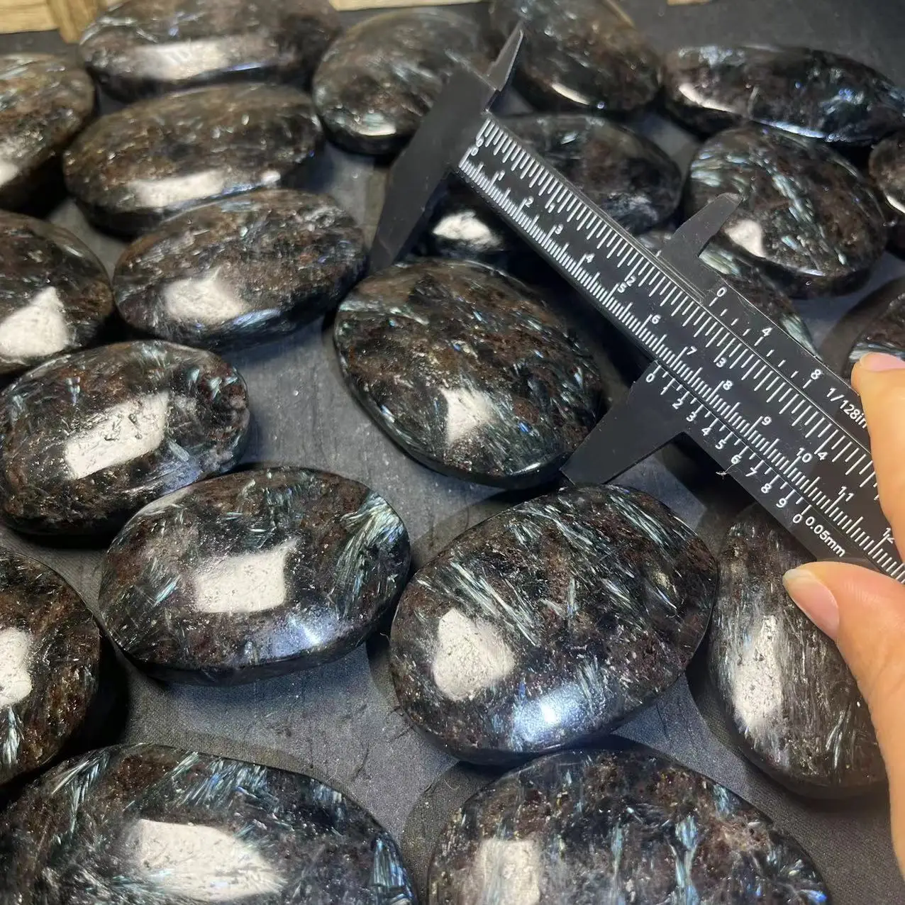 Wholesale Astrophyllite Healing Stones Natural Arfvedsonite Fireworks Stone Crystal Palm Stone  For Gift