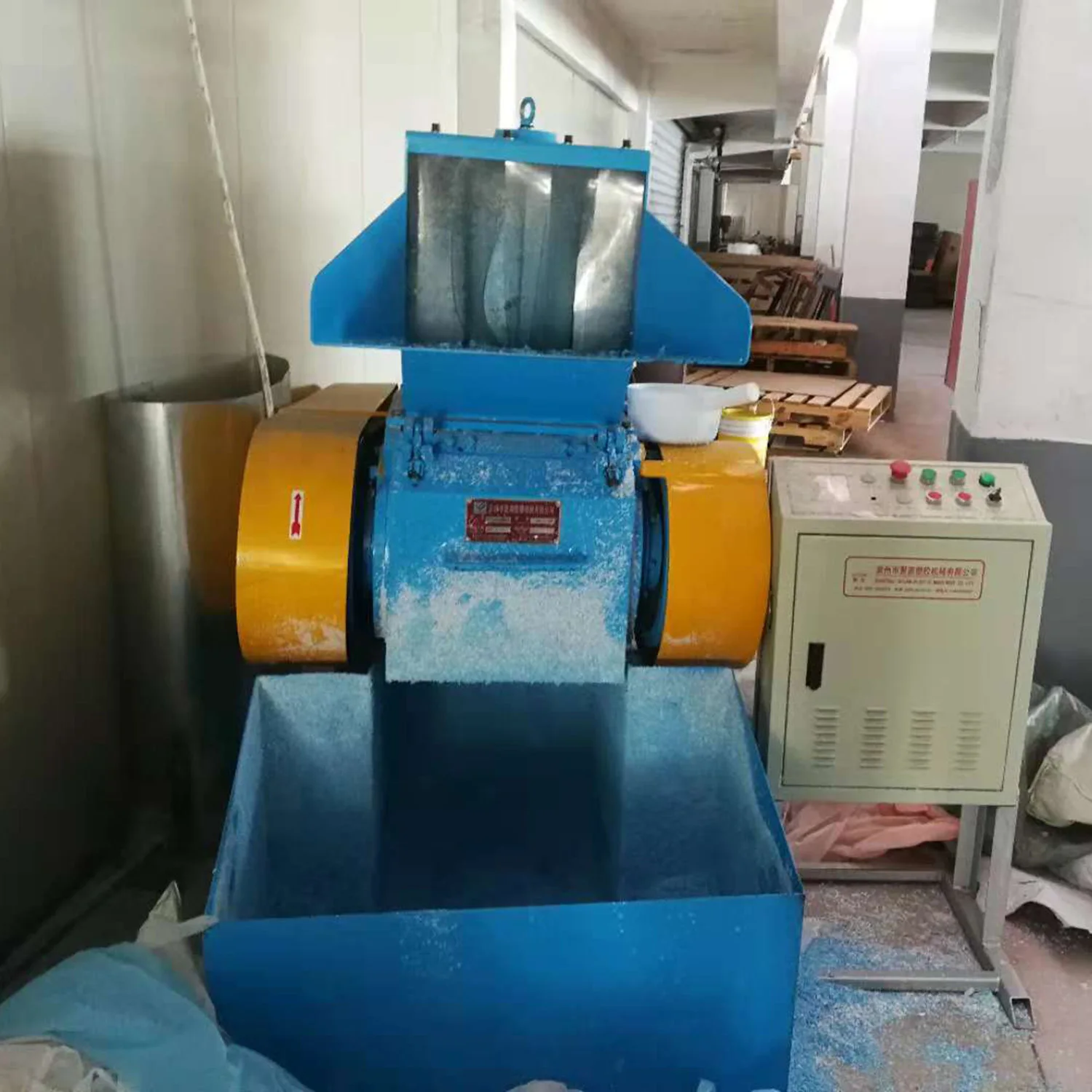 Plastic recycling crushing machine
