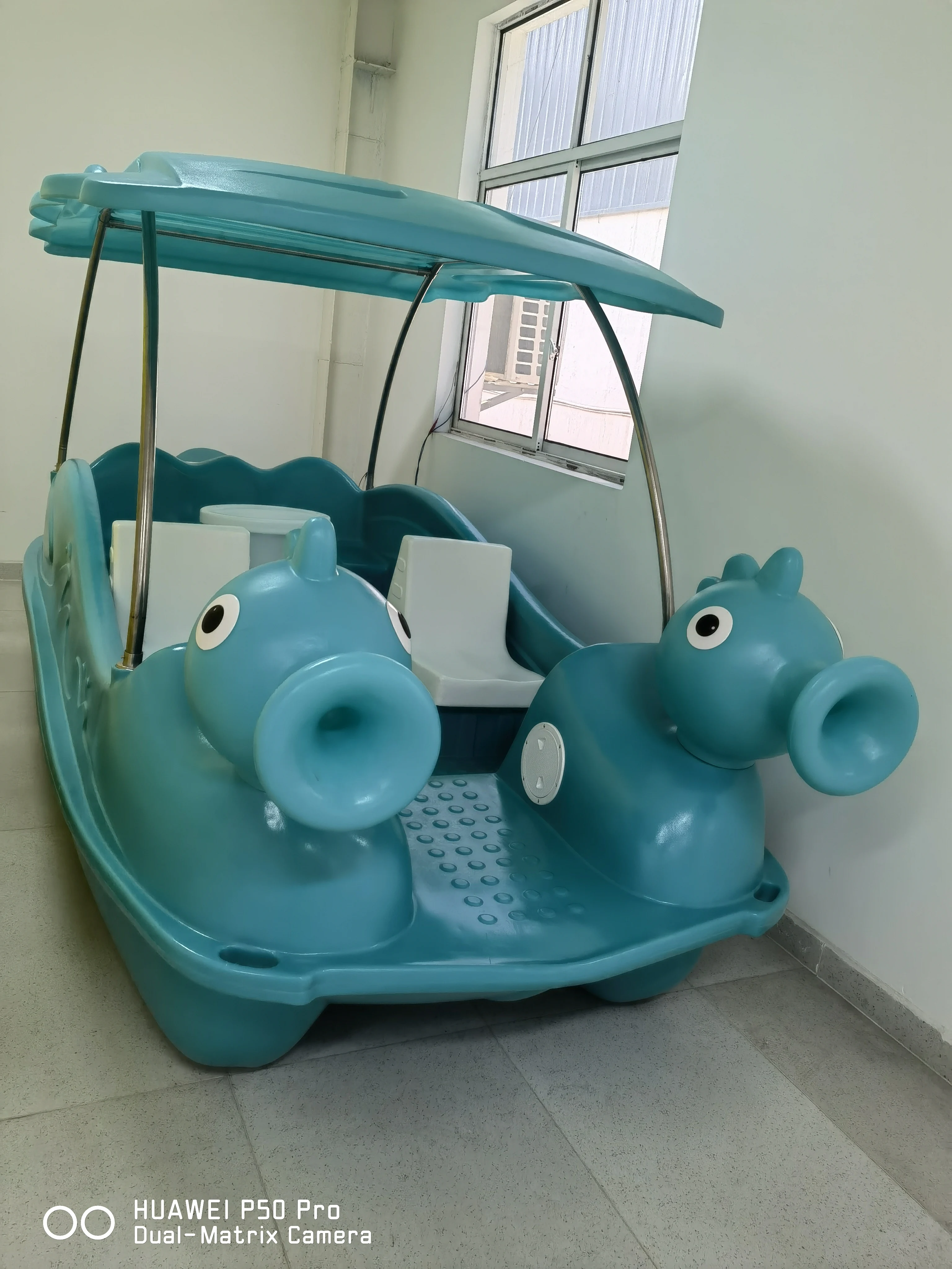 Amusement Park Factory Hot Sale Four-Seat Swan electric boat for park rental