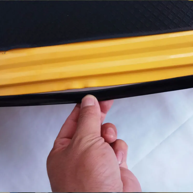 Materials made of steel are stored in a 300 kg four-wheeled cart with large space