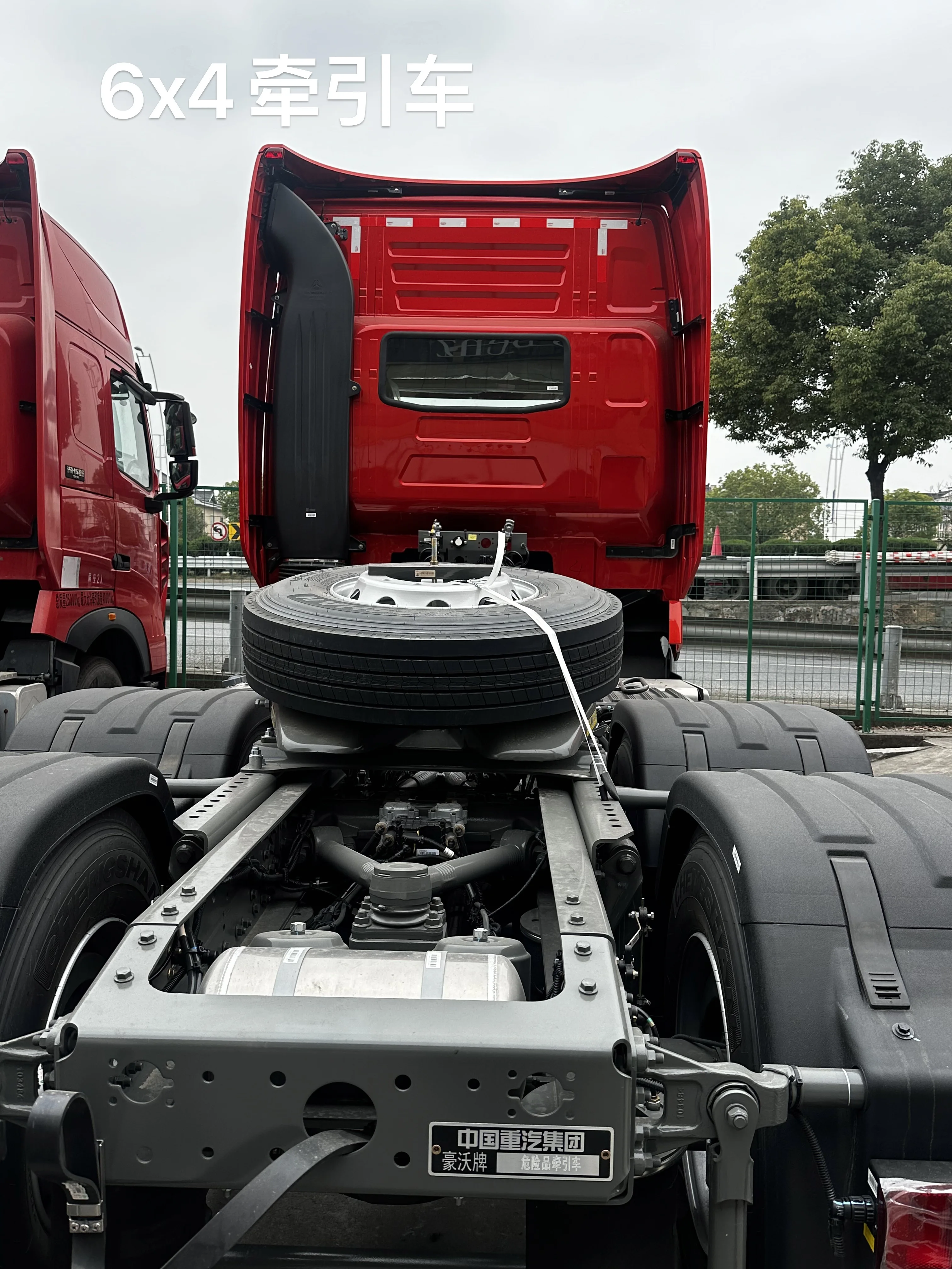 Sinotruk 6x4 Diesel Tractor Truck Weichai Engine Manual Transmission Left Euro 2 Emission Standard