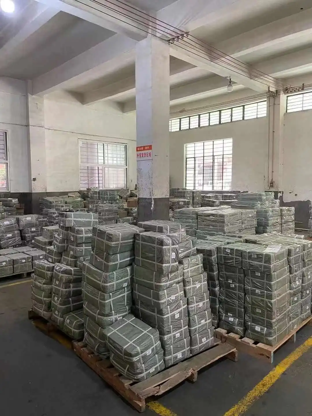 OEM 0004214110 Wholesale Price Semi-metallic Brake Pads Automobile Parts For Mercedes-Benz