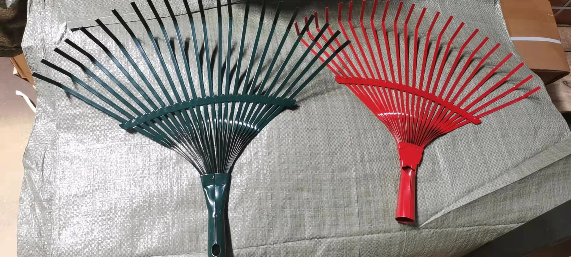 Hand Leaf Rakes 22 Teeth With Wooden Handle High Quality Land Clearing Rake Leaf Grabber Rake