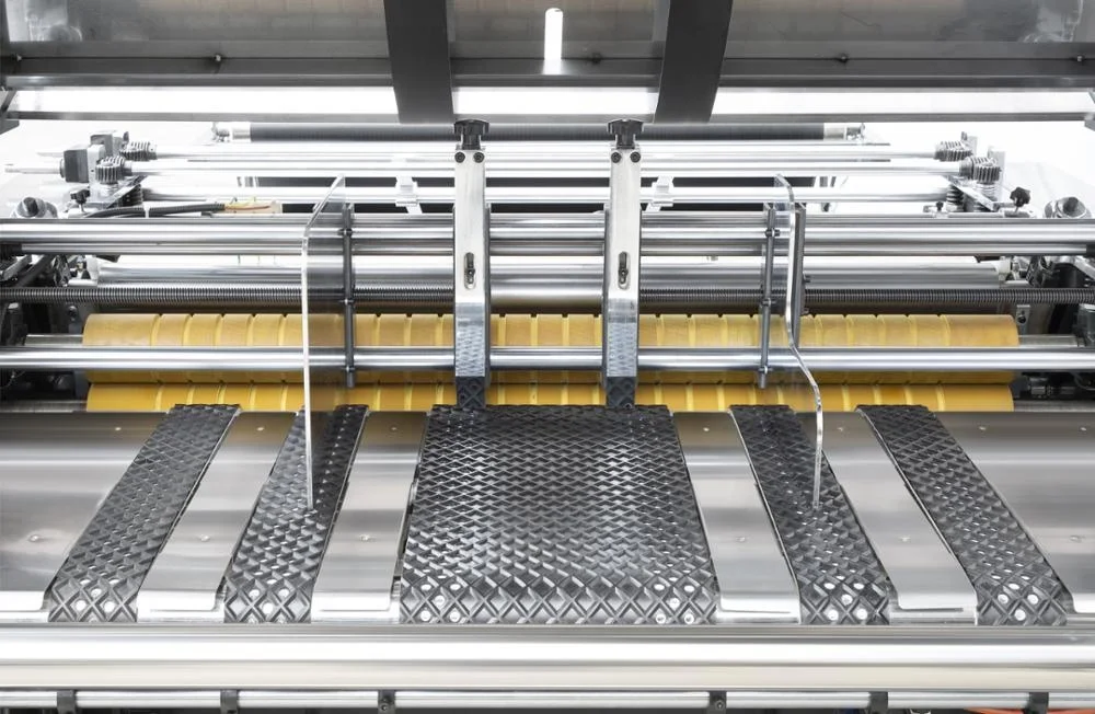Semi-automatic high feeding table corrugated paper laminating machine with manual feeding sheet