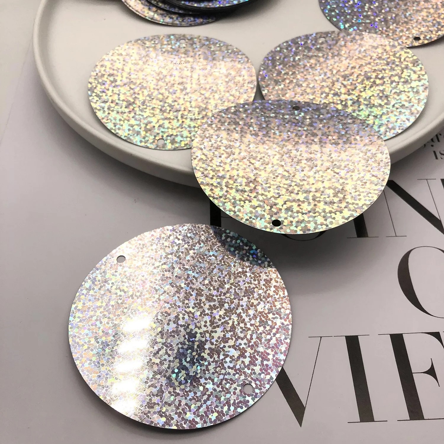 Оптовая продажа ПВХ круглая свободная Лазерная белая большая пайетка 60 мм для аксессуаров одежды