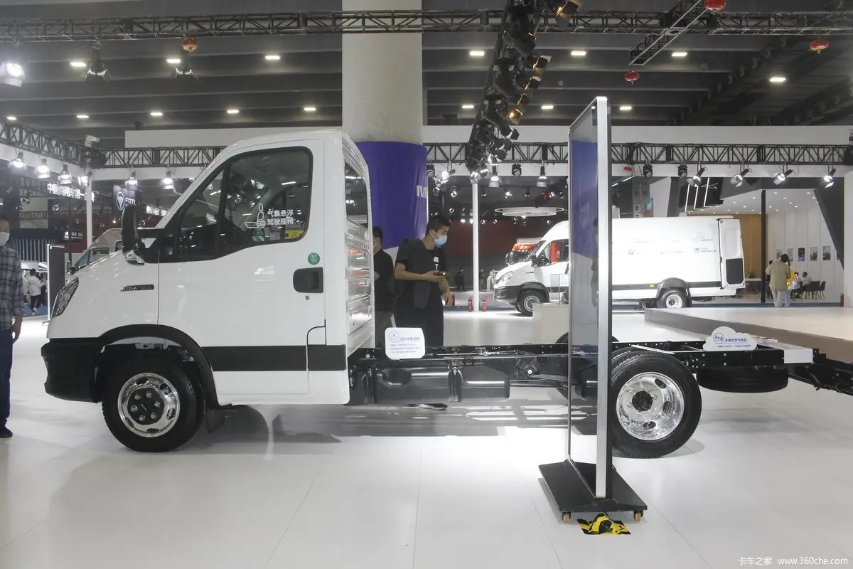 1IIVECO 4X2 cargo van truck Logistics transport vehicle Express delivery vehicle