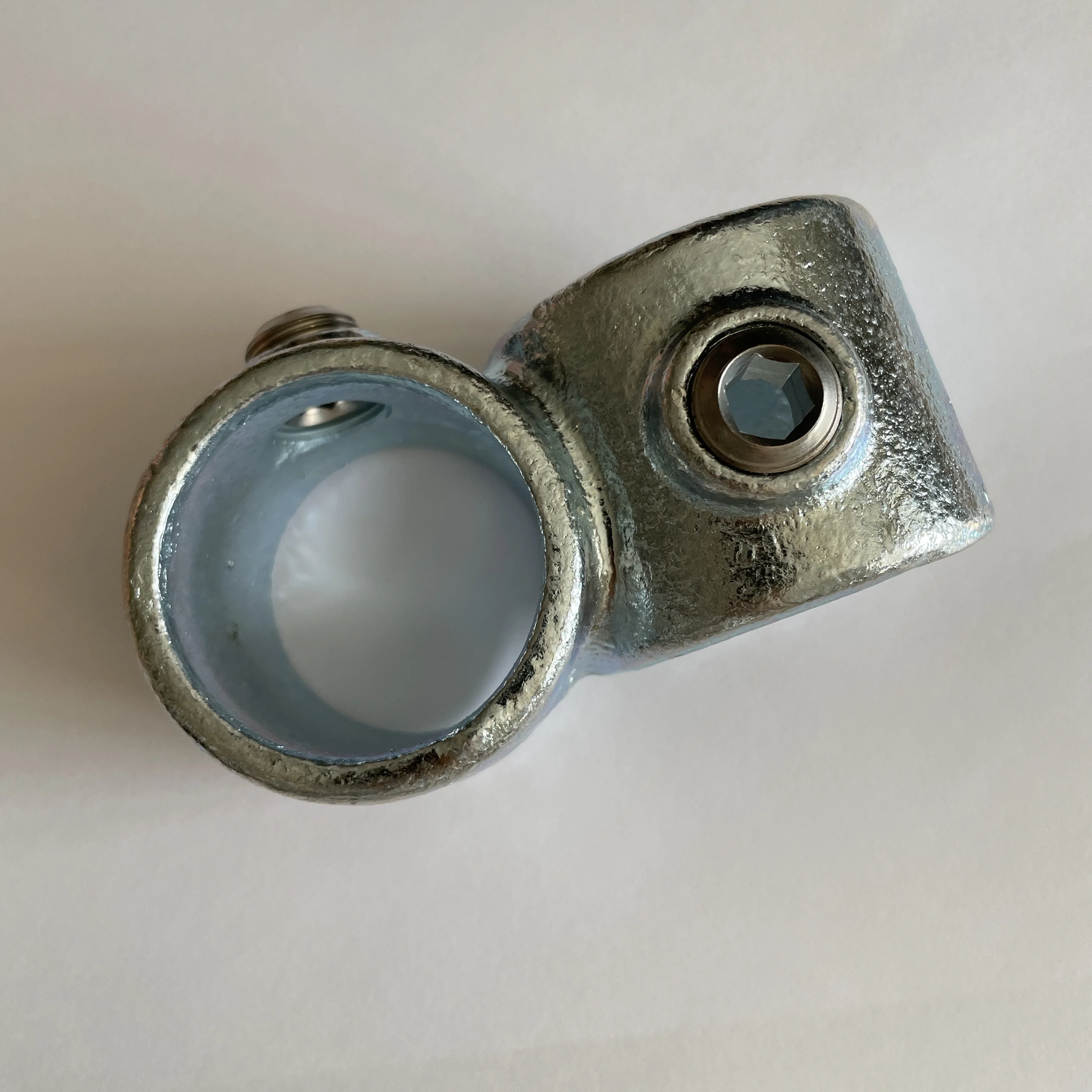 Wholesale High Quality Rail Support Cast Malleable lron Handrail 90° Crossover Pipe Fittings