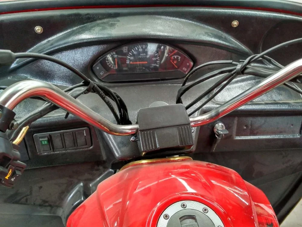 200cc customized three wheel cargo cabin  tricycle/ three wheeler motorcycle with semi-closed cabin