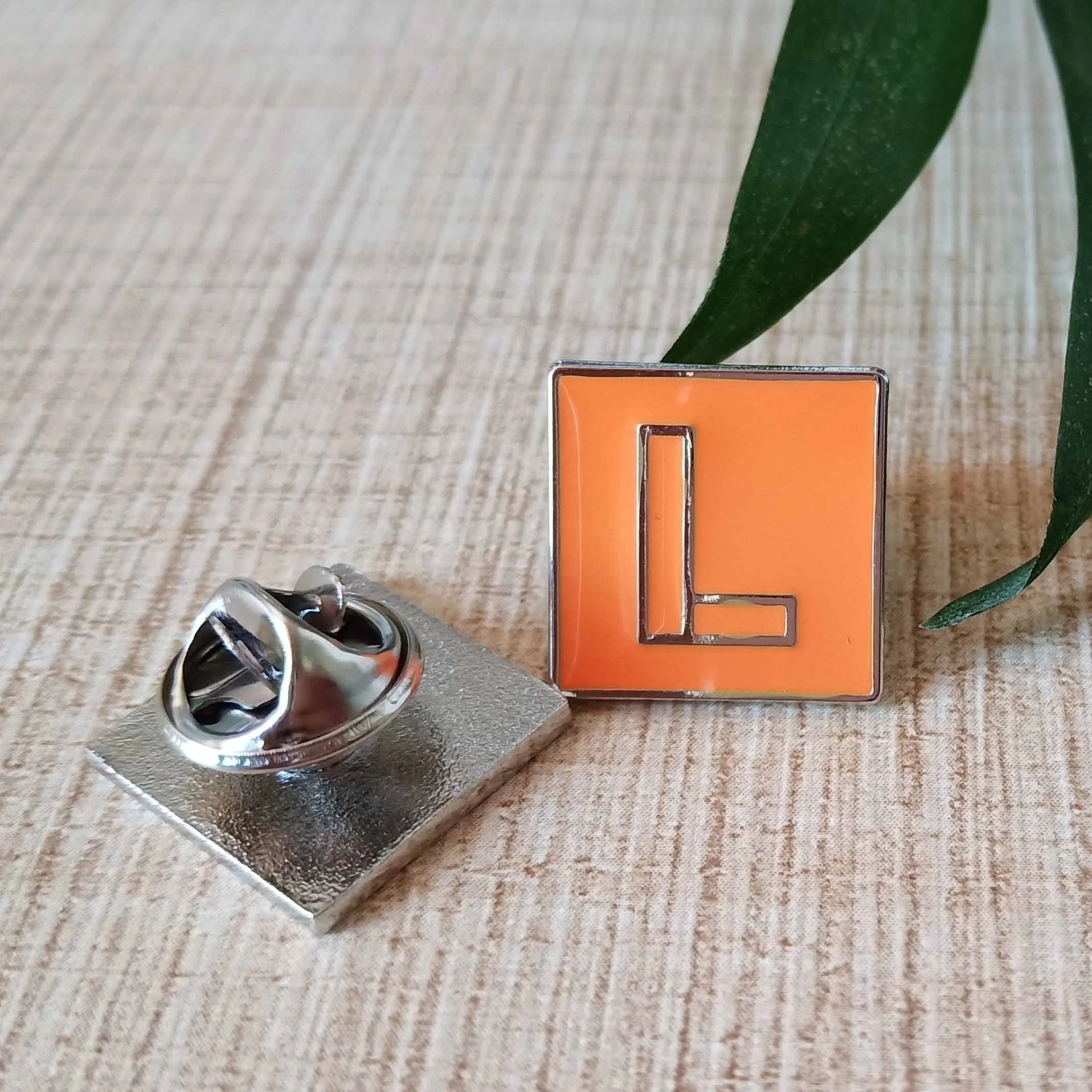 Продукция поставка буква L цинковый сплав знак Лацкан pin алфавит