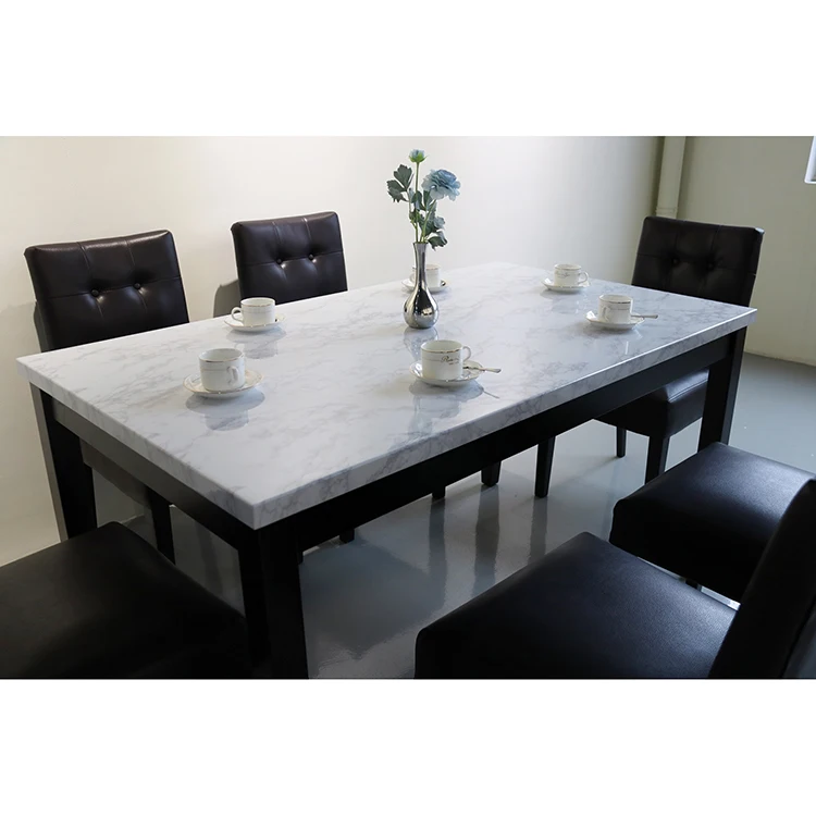 
 Современная столешница из искусственного мрамора, ножки из массива дерева, темно-коричневый обеденный стол и стул  