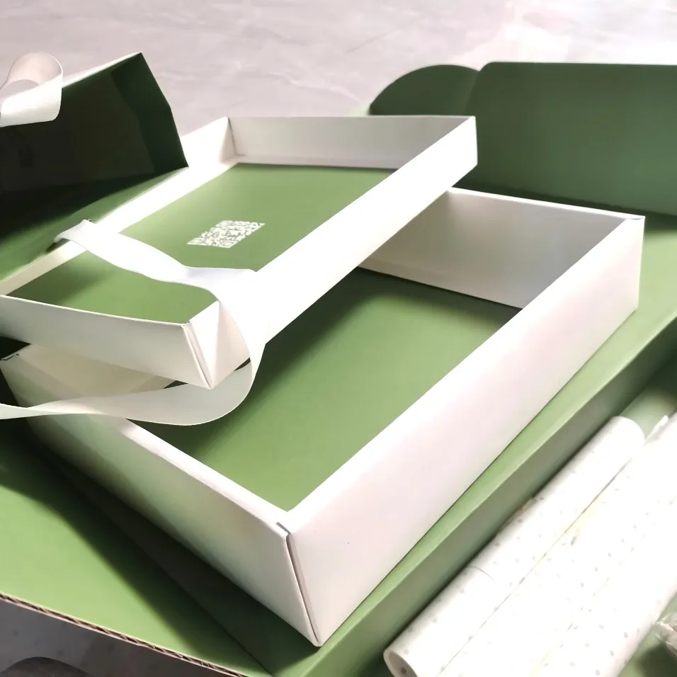 Customized Kraft paper gift packaging Box mailing shipping box paper bag and poster for clothing brand manufacturers