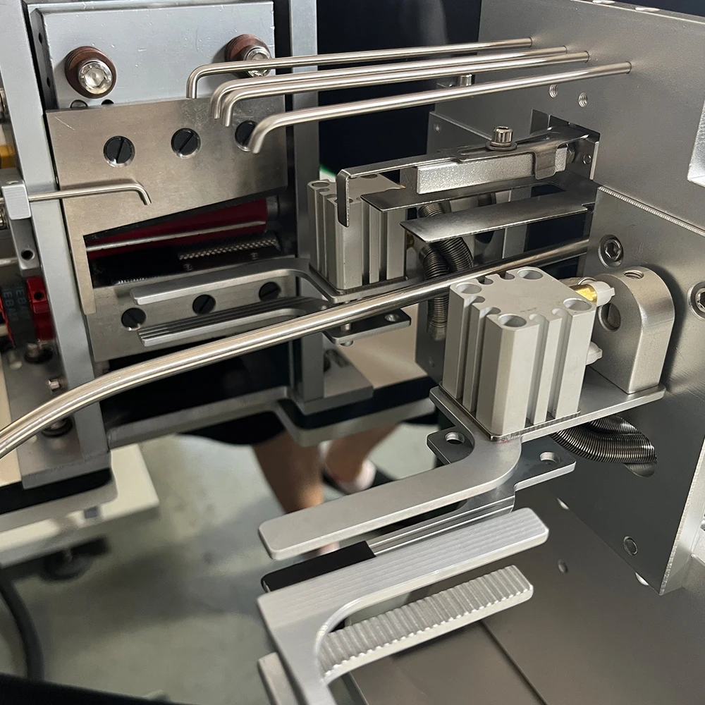 Для нанесения рисунка типа с программным управлением нож DS-102E автоматический эластичный лазерный гравировальный станок