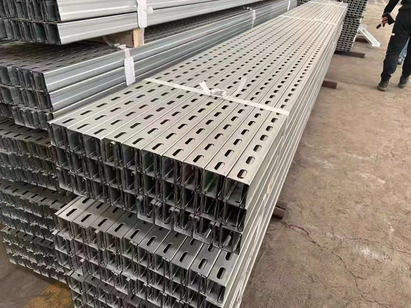 China Manufactory Solar Structure Steel Solar Rail for PV Mounting System