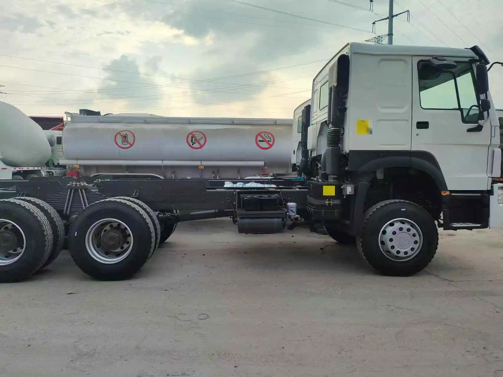 white sinotruk howo 6*4 tractor truck excellent performance with cheap price