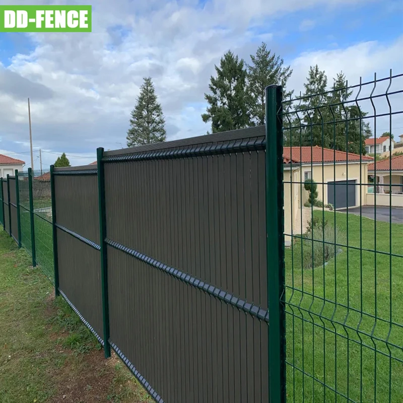 Home Outdoor Decorative 3D Curved Panel Vinyl Fence PVC UV Slat Garden Fence with Steel Frame for Sale