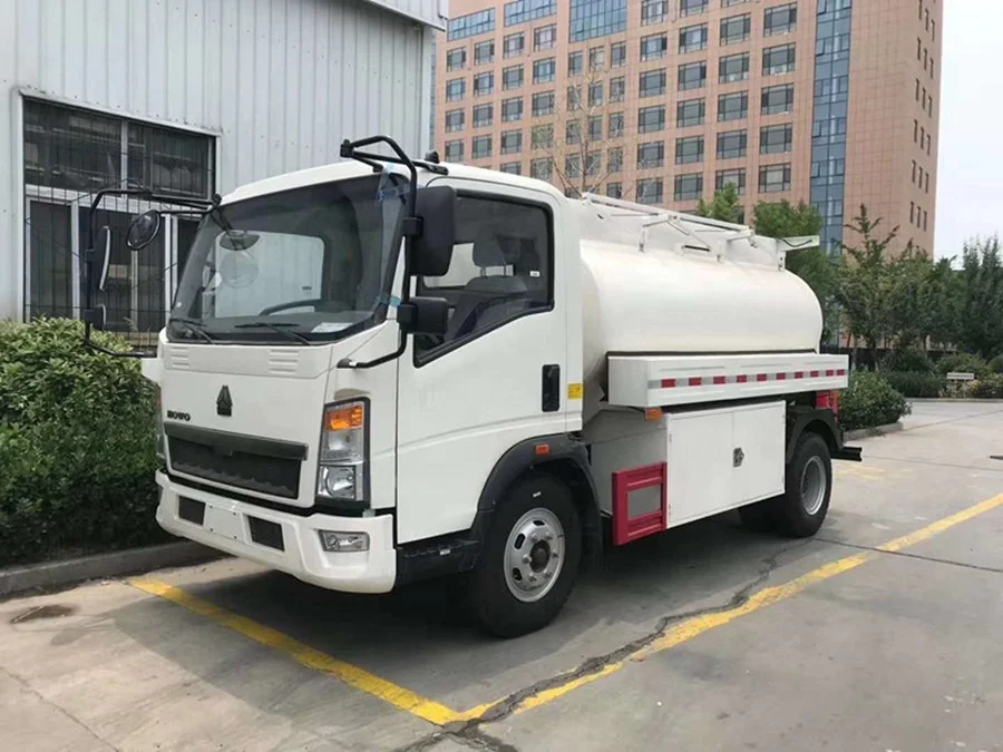 SINOTRUK HOWO Small 5000L Capacity Light Mini Fuel Tanker Truck Oil Truck Refuelling Truck Diesel 1500-2000nm ISO9001 CCC 3800mm