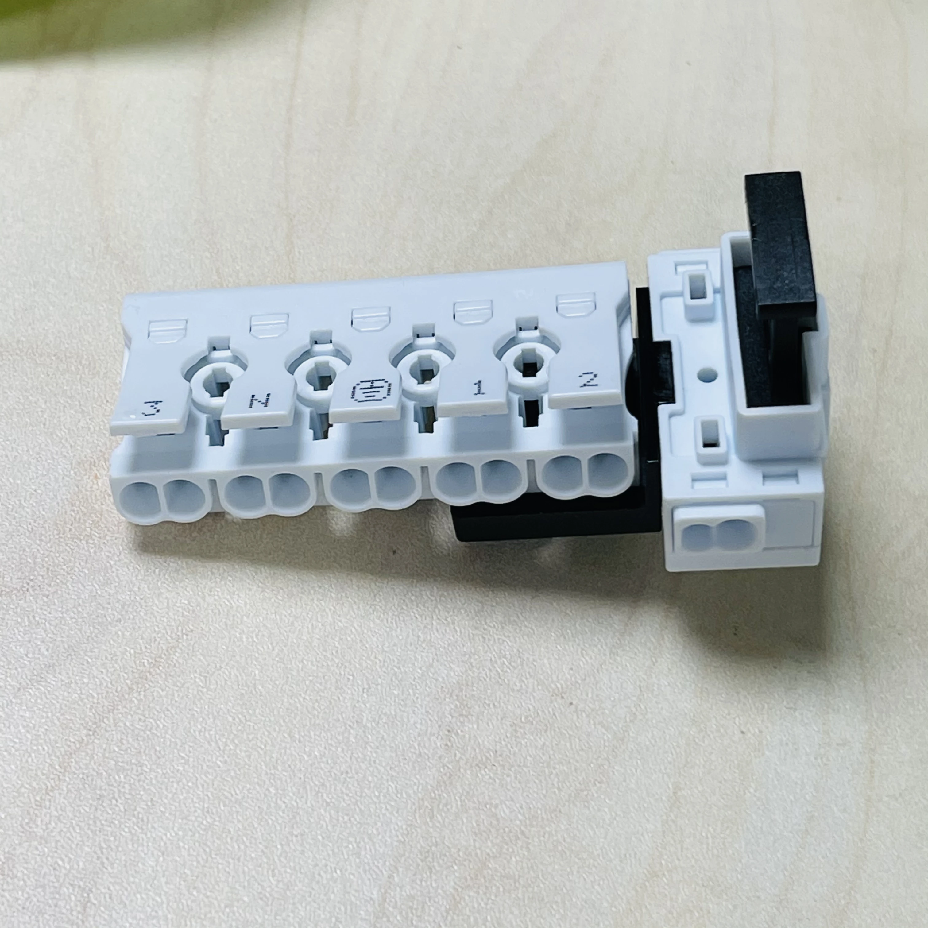 6 Pole fused push wire connector for LED lighting
