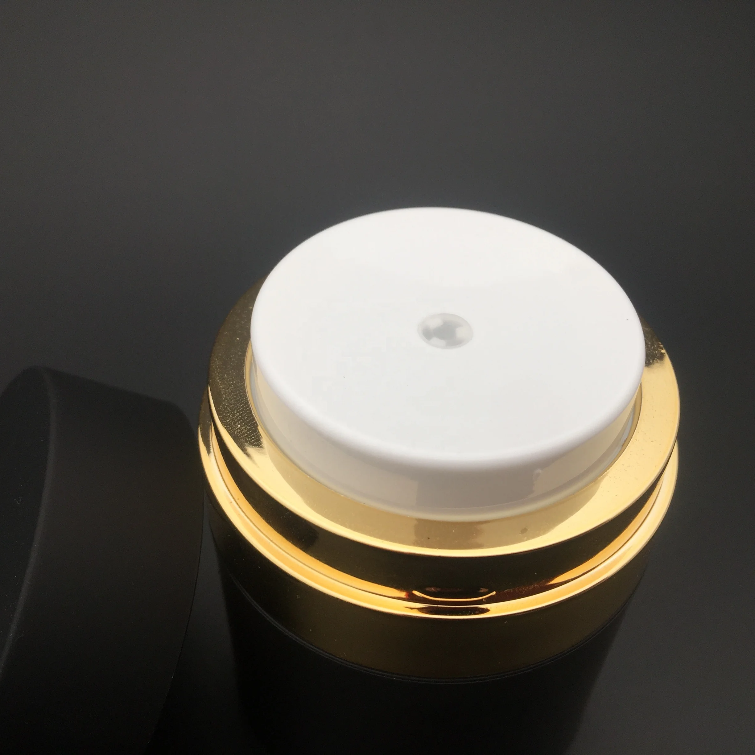 Роскошная Косметическая баночка для безвоздушного крема с крышкой, черная с золотым пластиком, Бесплатная индивидуальная шелкография MS, JM-03 горячего тиснения