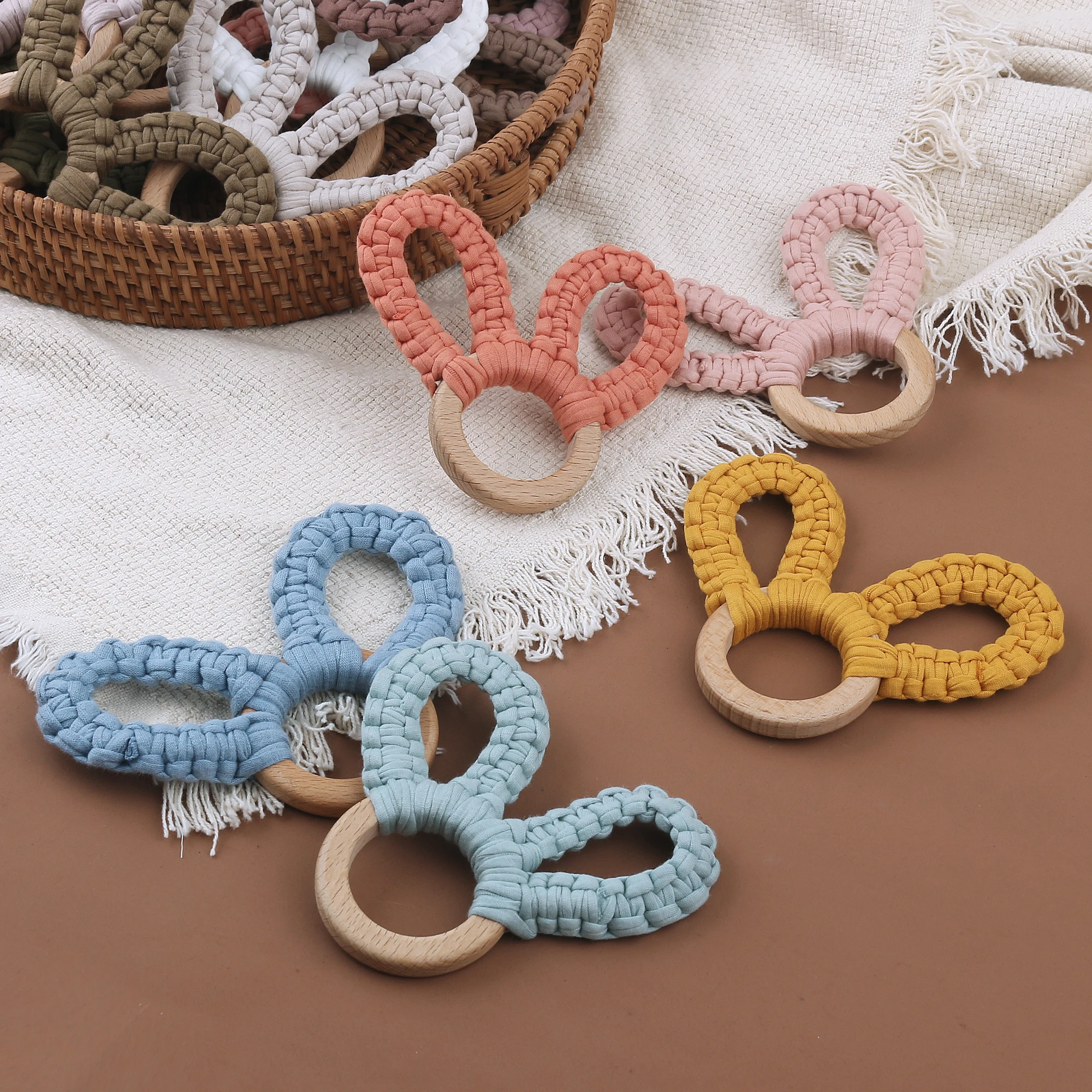 Hot Sale Handmade Natural Wooden Baby Chewing Toys Cotton Crochet Cute Bunny Teething Ring Teether Rattle Toy