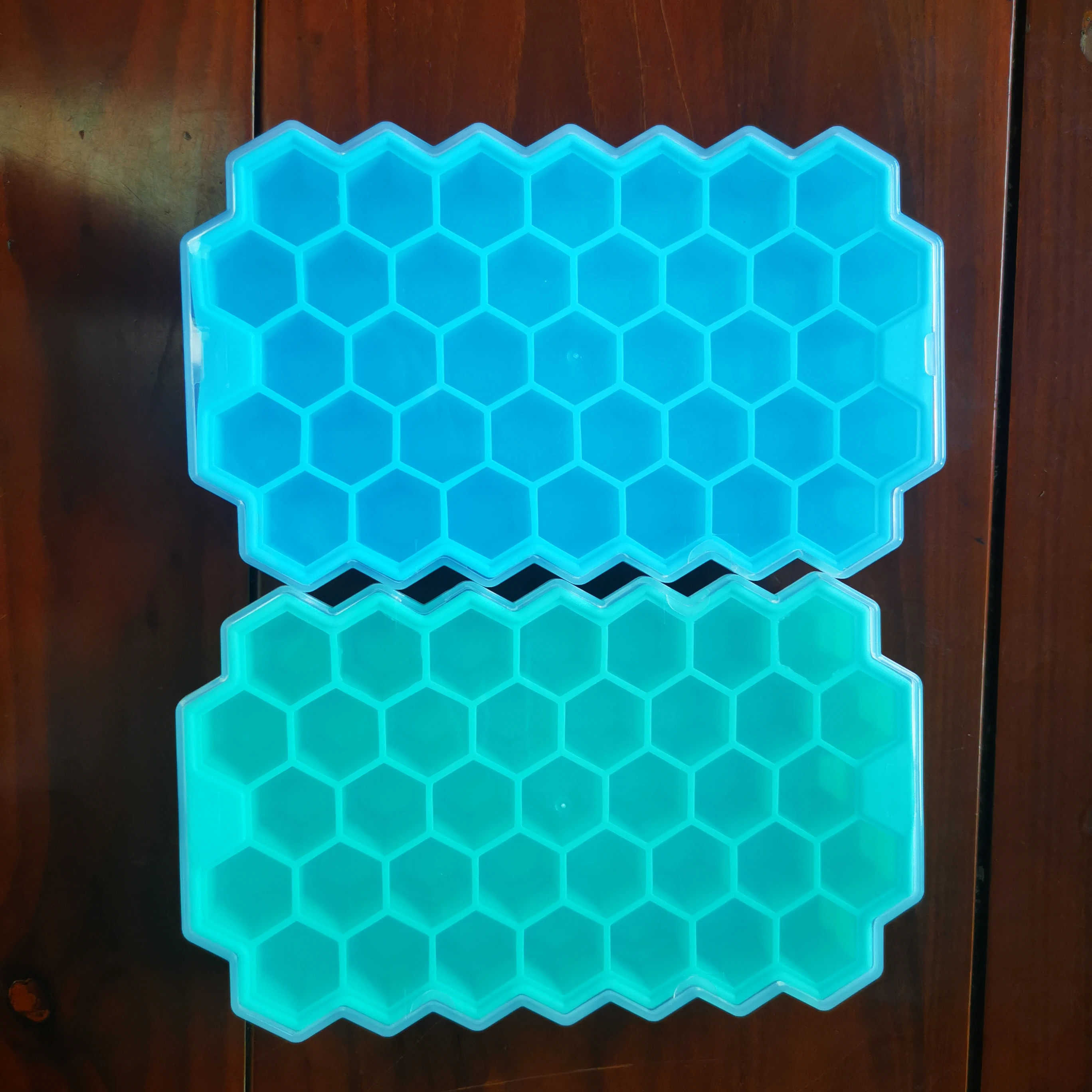 The silicone ice.Six ice cells, honeycomb ice cells