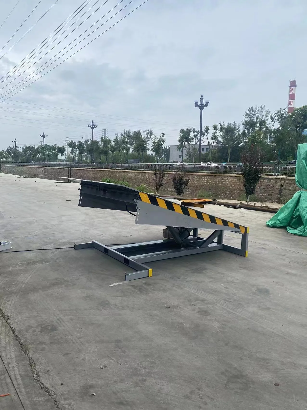 6T 8T 10T 12T manual electric ramp cargo loading forklift truck fixed boarding bridge hydraulic cylinder dock leveler