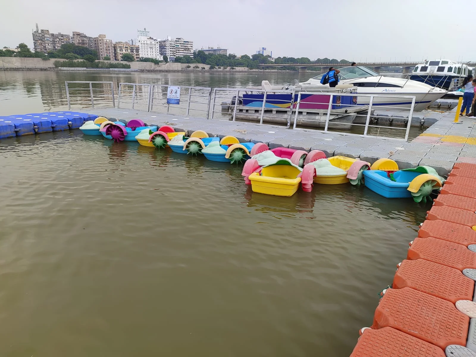 Hot Selling Kids Water Boats Plastic Hand Paddle Kids Paddle Boat Mini Paddle Boats