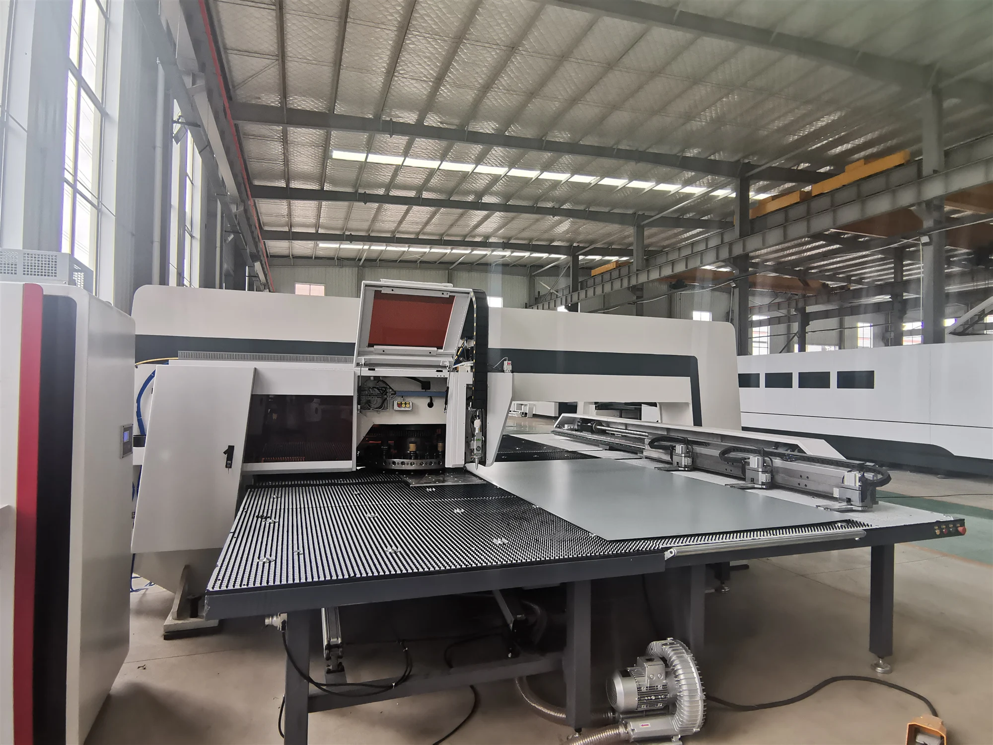 Poinconneuse a Tourelle/CNC Turret Punching Machine