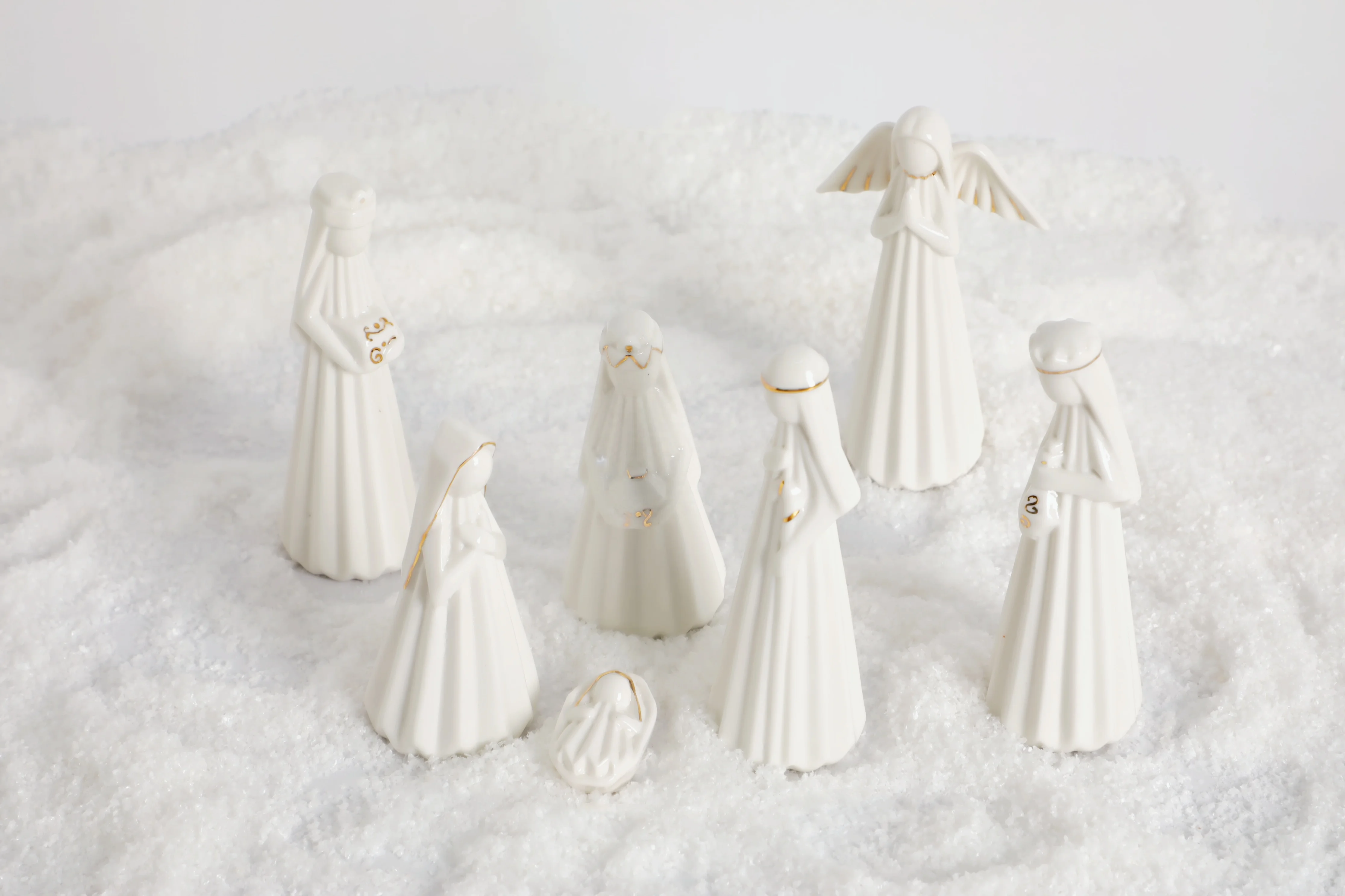 Wholesale Hand Carved Delicate White Ceramic Religious Nativity Set Figurines With Gold Rim For Sale