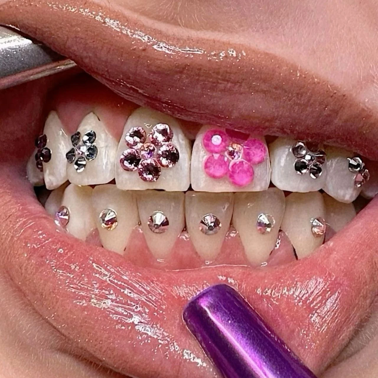 Wholesale Clear Crystal Color Stone Metal Tooth Gem Glue Set Butterfly Teeth Gems Kit With Purple Light