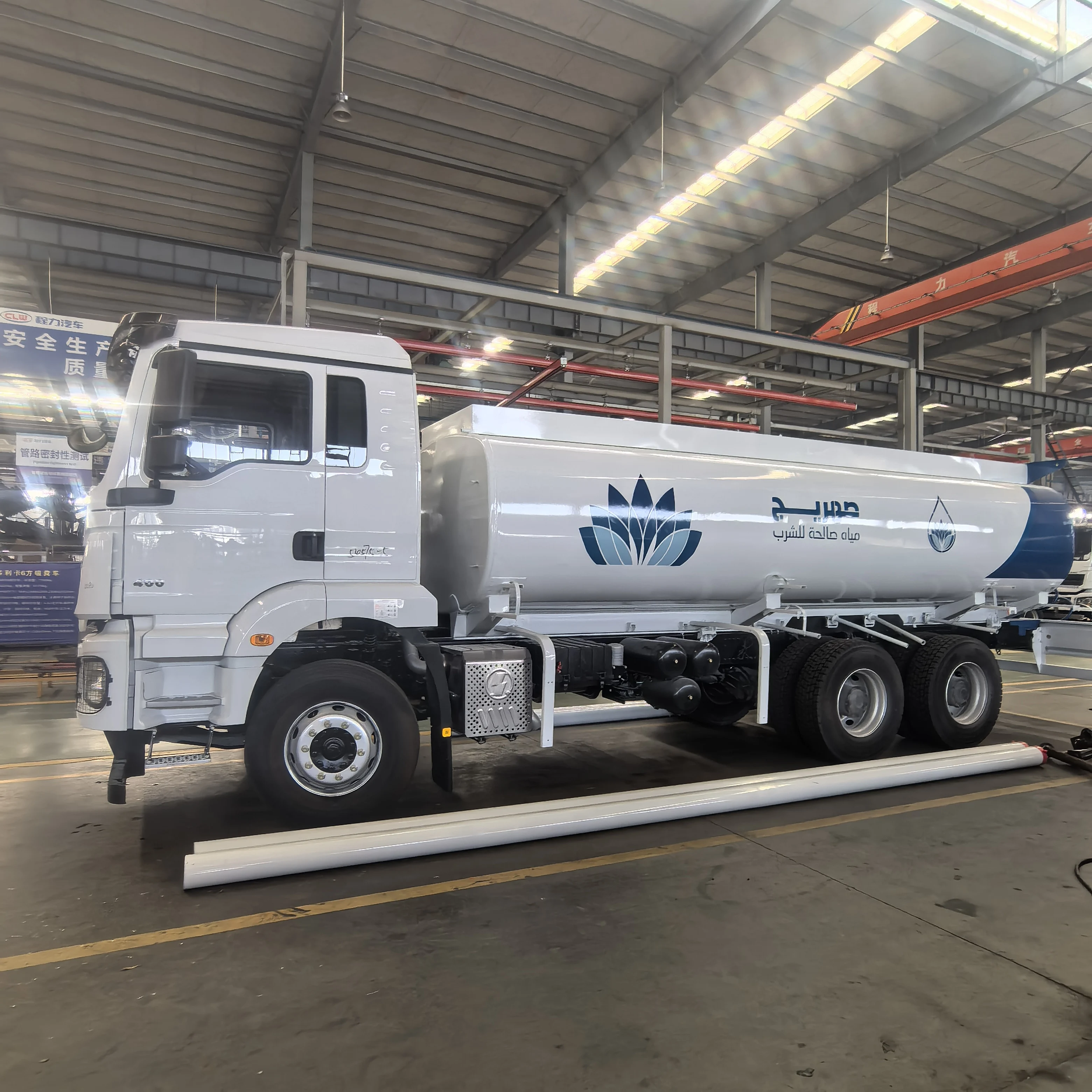 Shaanxi Automobile H3000shcman Cummins 400 horsepower eight-speed transmission 18-square sprinkler  truck