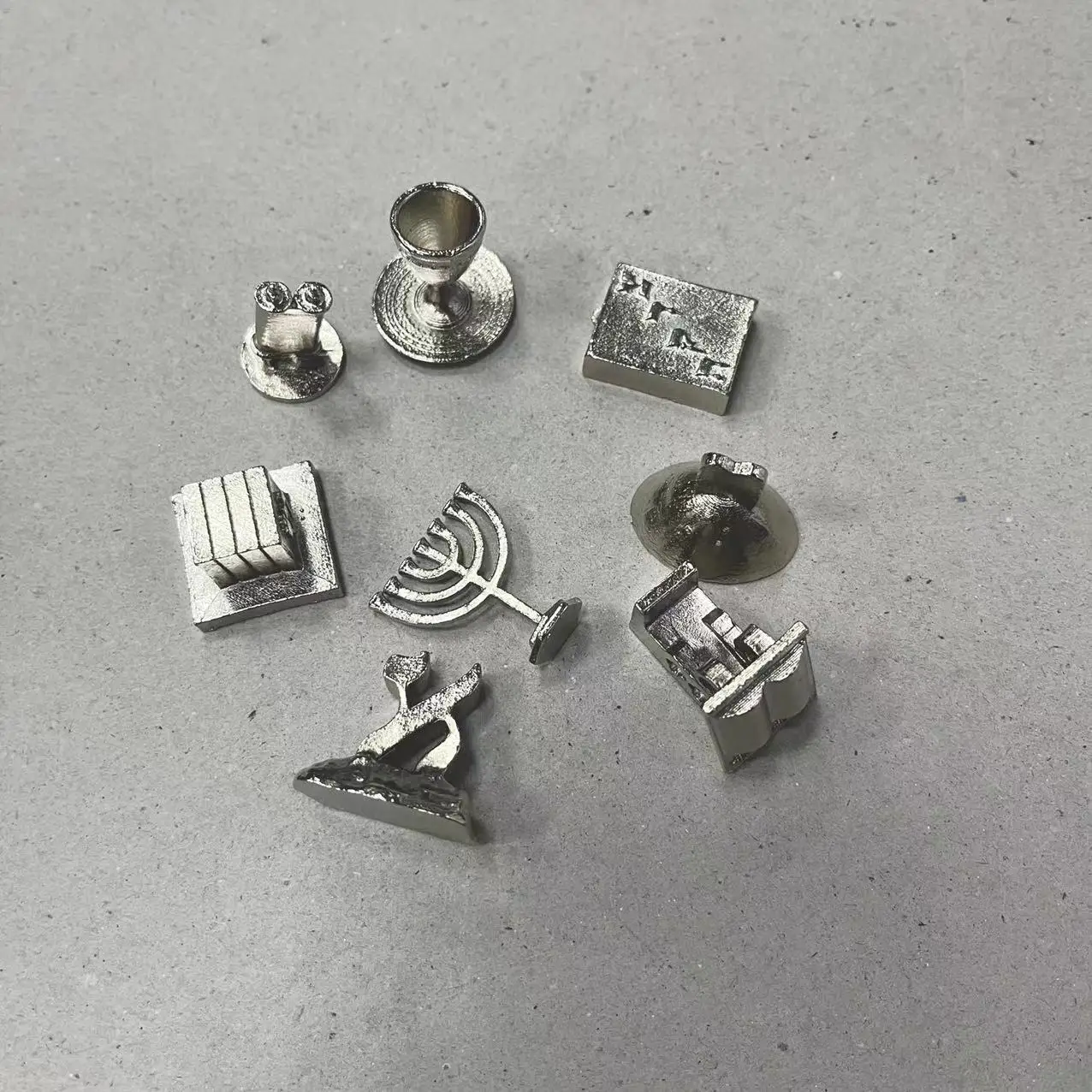 Custom monopoli board game high quality plastic house and metal figures board game set manufacture