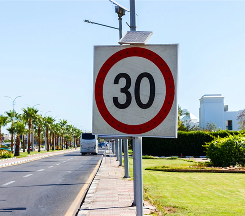 Highway Roadway Traffic Used Solar Give Way Sign Board Solar Sign Light