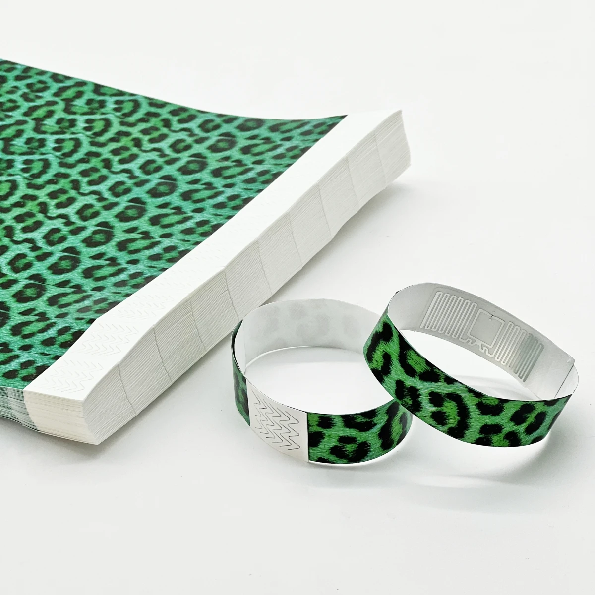 Custom Logo Printed Bracelet Waterproof Paper Tyvek RFID  Wristbands NFC function for Event Party Supplies ticker with chip