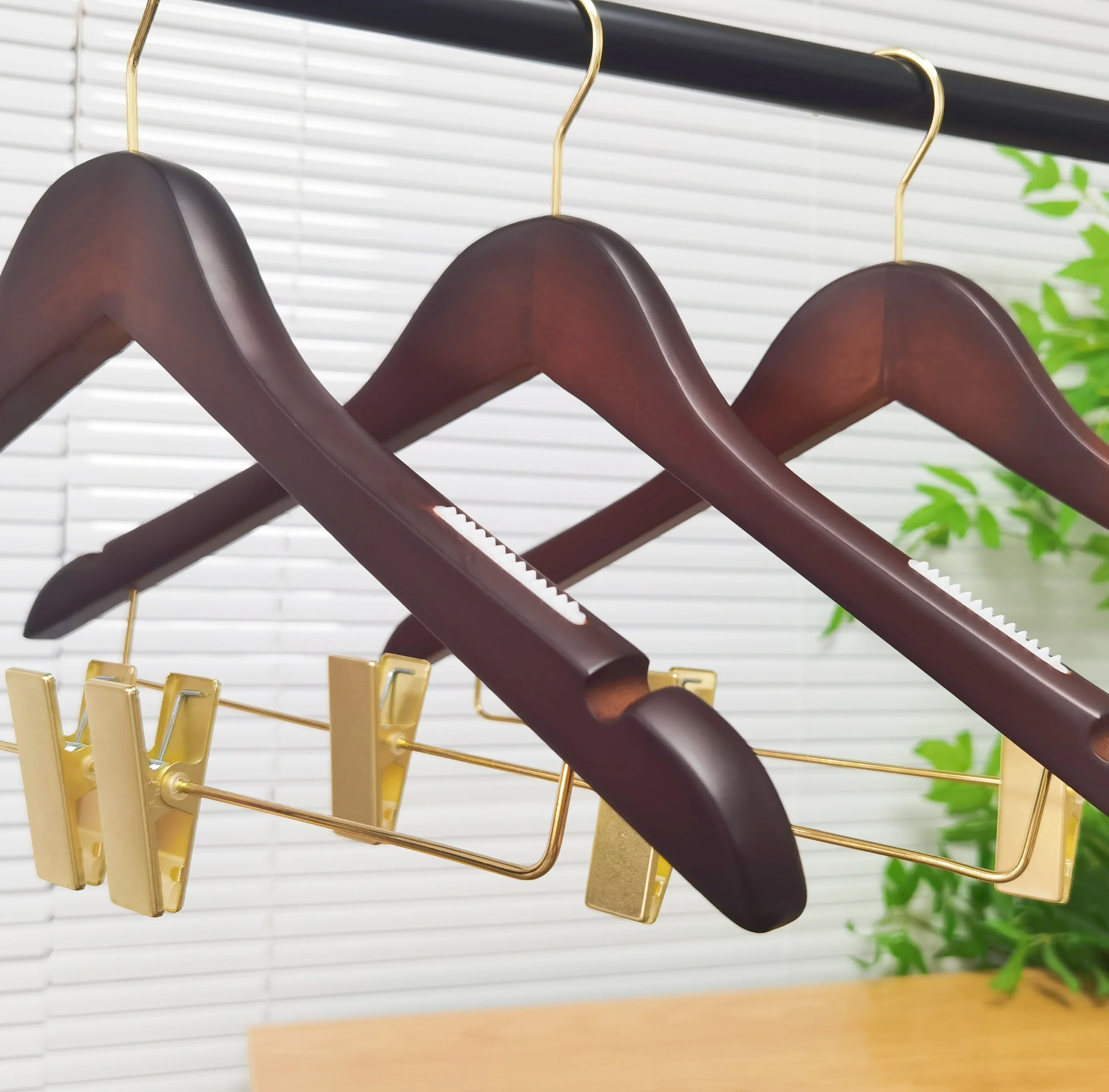 Hanger Factory Hot Sale Clothes Natural Wood Hangers Customized Wide Shoulder Wooden Hangers With Logo