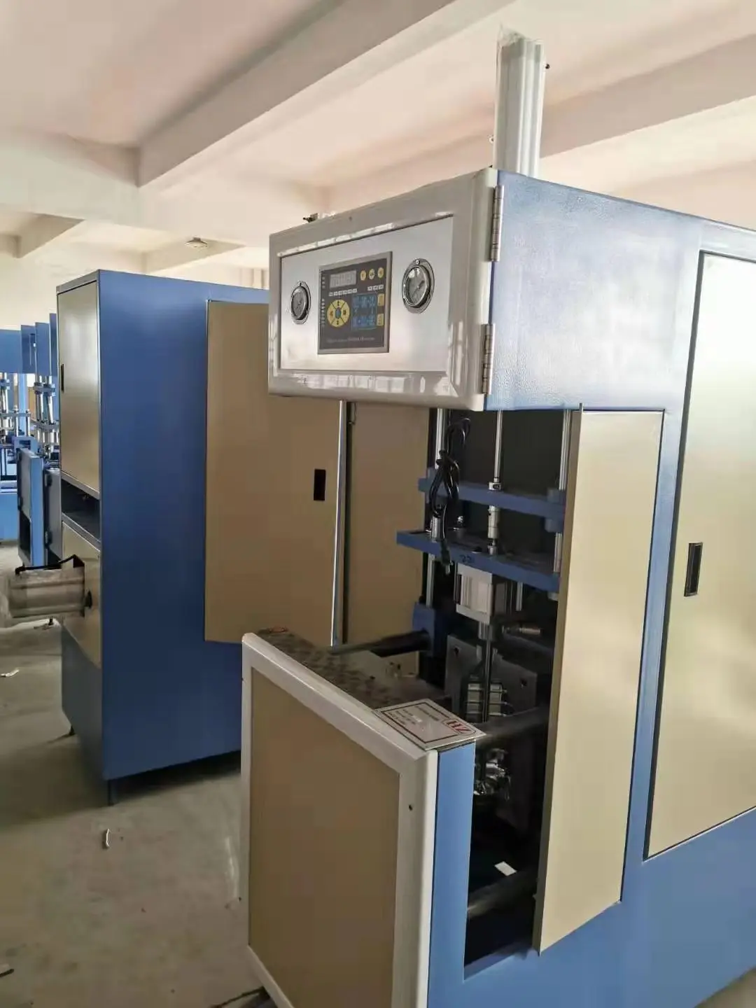 4 cavities small bottle semi-automatic PET bottle blowing machine from 200ml-2L easy operate