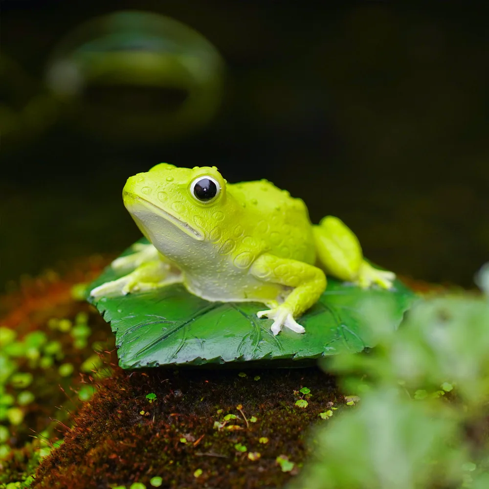 Cute Resin Frog and Leaves 3D Simulation Ornament for Outdoor Garden Landscaping and Desktop Decoration Handmade Crafts