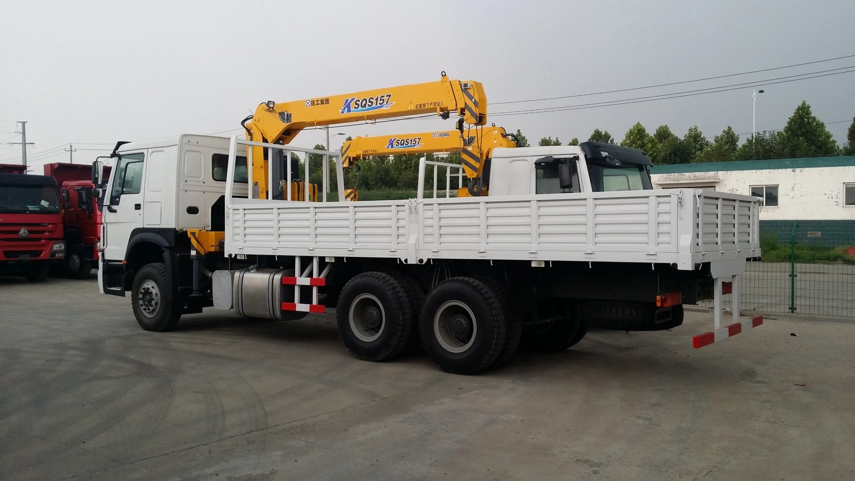 Howo 6x4 10 wheels lorry transport truck cargo truck crane mounted XC MG crane articulated arm straight arm