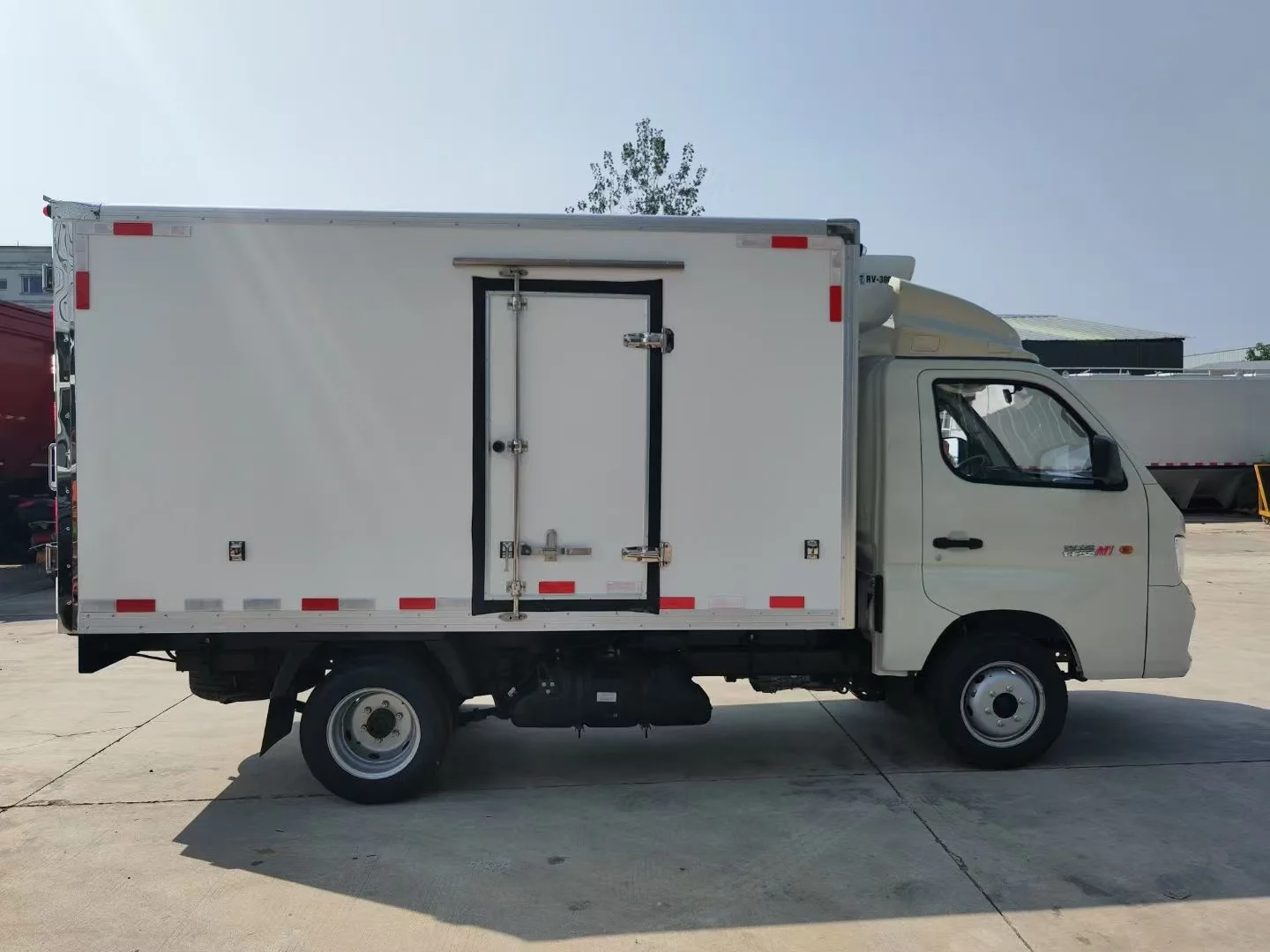 China Cheaper Price foton 3 Tons New Reefer Box Vehicles Body Refrigerator Van Truck Box