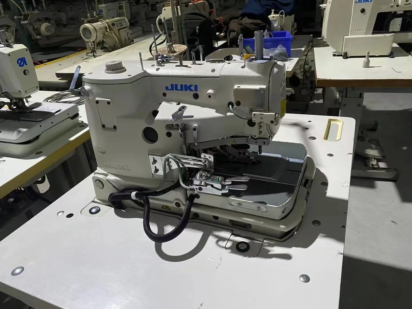 JukiS-3200s машинка с петельками управляемая компьютером триммером для иглы и петлителя