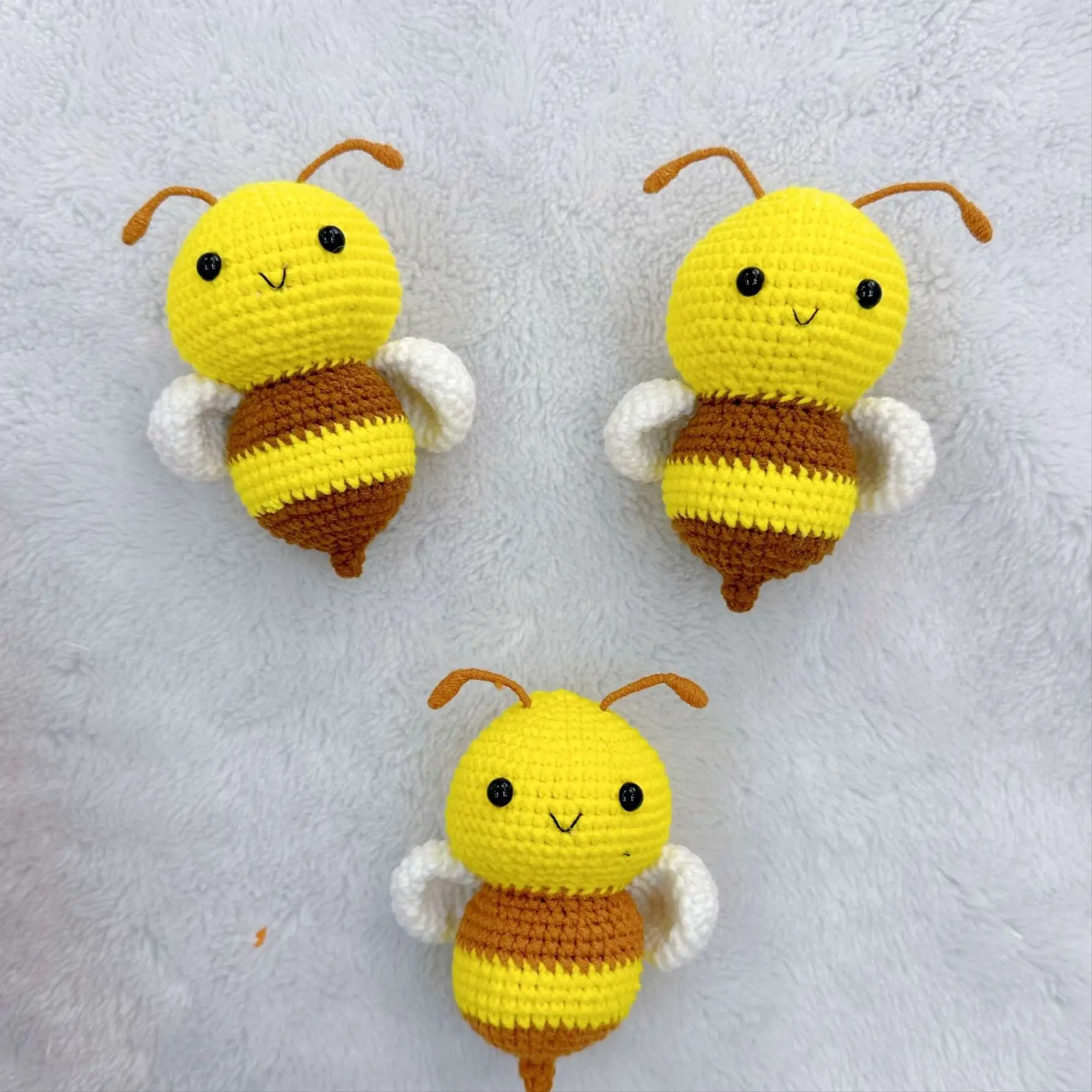 Hot Selling Crochet Fuzzy Bee Stuffed Animal Cuddly Knit Soft Yarn Plush Bee Toy with Smile Face and White Wings for Christmas