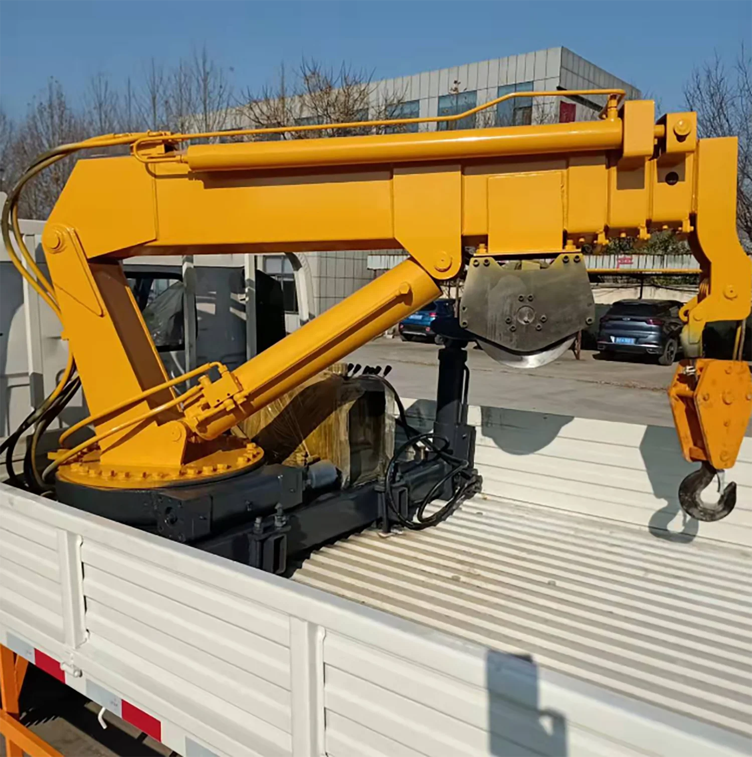 Truck Mounted Crane With Electric Hydraulic System and Cantilever Rotation for High-Quality Construction
