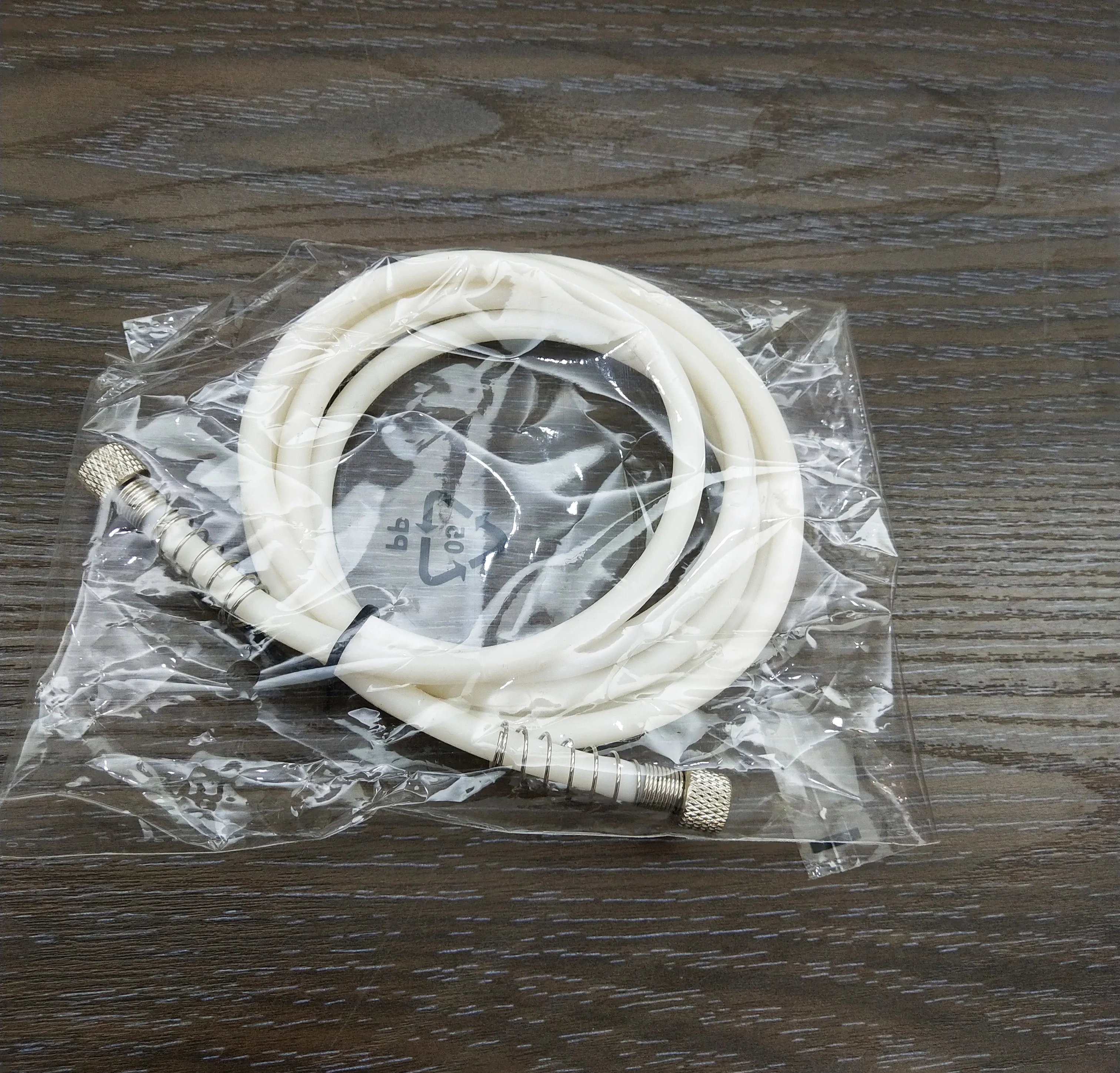 Air brush with 1.8-meter nylon braided air brush hose equipped with standard 1/8-inch size accessories at both ends